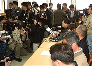 기자 50여명이 열띤 취재경쟁을 벌이고 있는 전교조 기자회견장. 